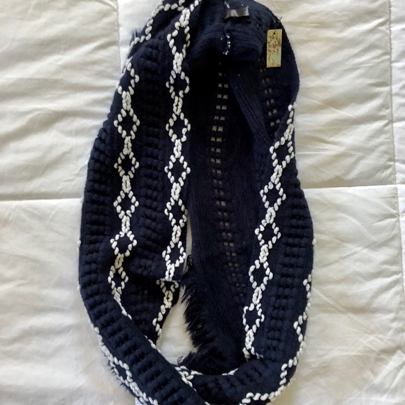 Navy & White Circle Scarf - Picture 2 of 2
